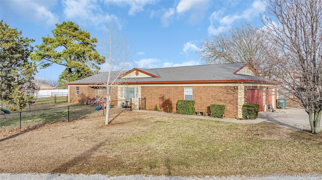 ranch-style house featuring a front yard