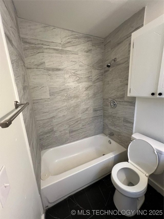 bathroom with tiled shower / bath and toilet