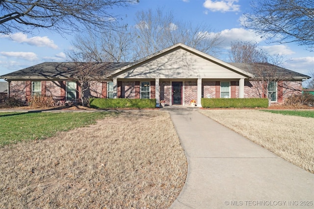 view of front of house featuring a front yard