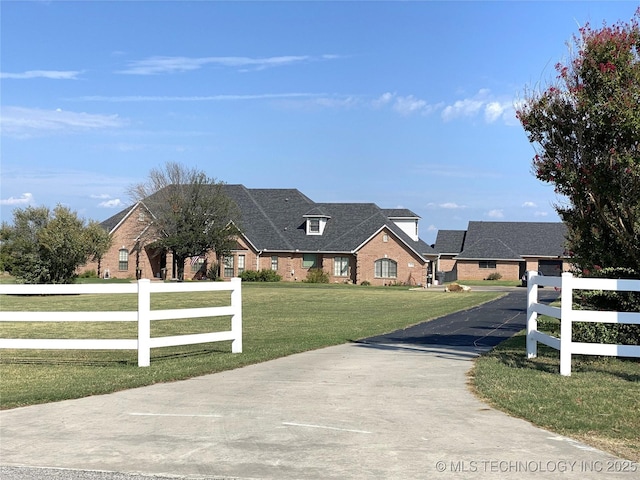 view of front of home featuring a front yard