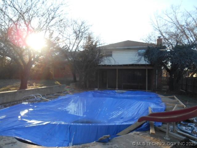 view of swimming pool