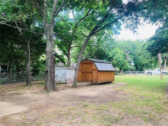 view of yard featuring a storage shed