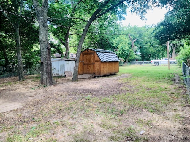 view of yard with a storage unit