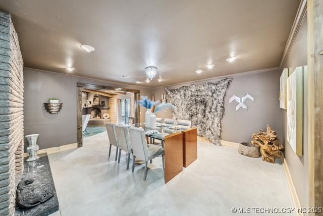 dining space featuring ornamental molding