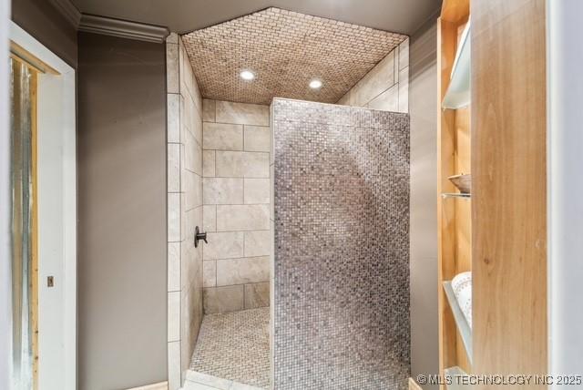 bathroom featuring tiled shower