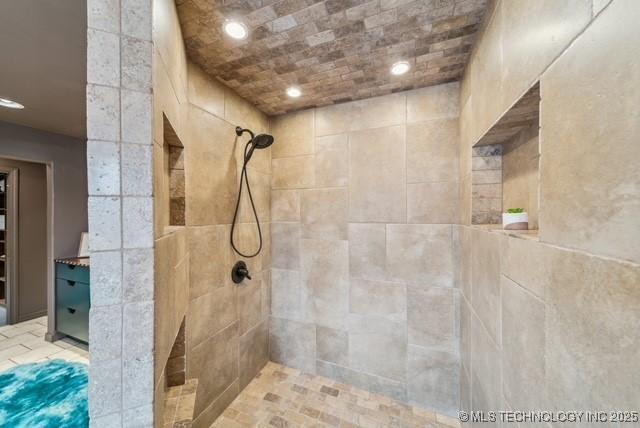 bathroom featuring a tile shower