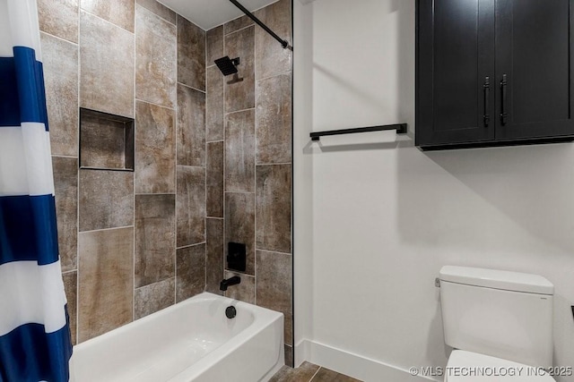 full bath featuring toilet, shower / bathtub combination with curtain, and baseboards