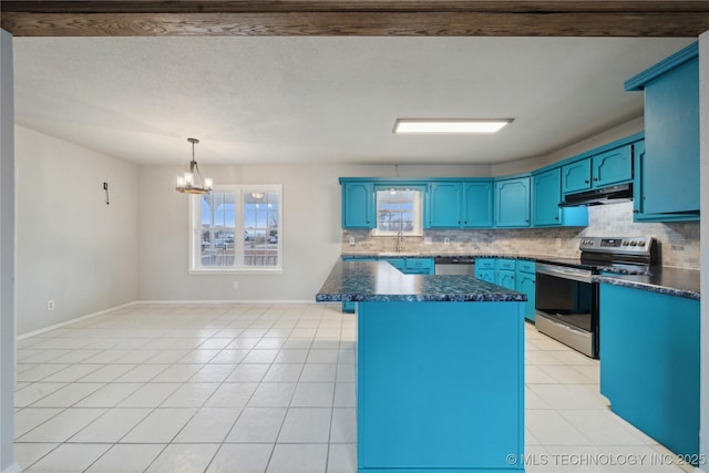 kitchen with appliances with stainless steel finishes, sink, blue cabinetry, light tile patterned floors, and an inviting chandelier