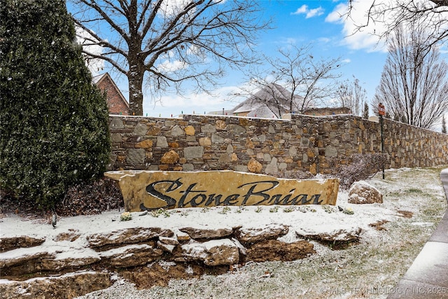 view of community / neighborhood sign