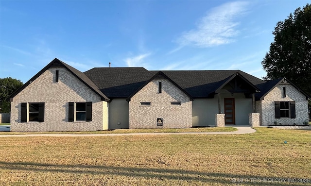 view of front of home featuring a front lawn