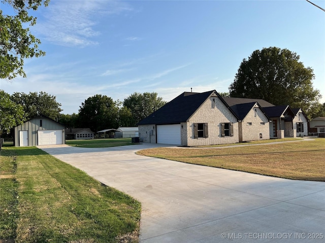 view of front facade featuring a front yard and an outdoor structure