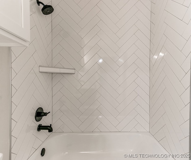 details featuring tiled shower / bath