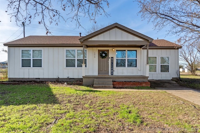 view of front of home with a front lawn