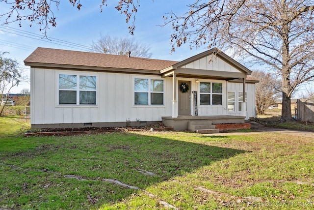 view of front of property featuring a front lawn