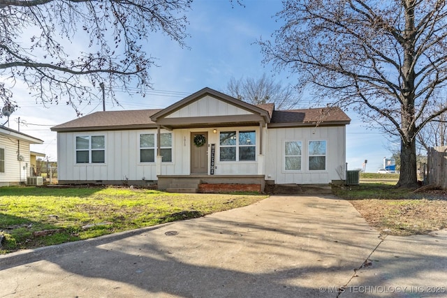 view of front of house featuring a front yard and central AC