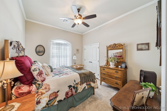 bedroom featuring ceiling fan, visible vents, ornamental molding, and a closet