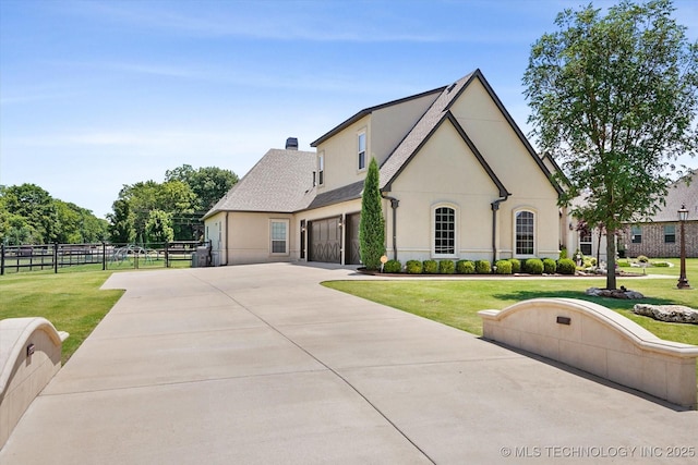 view of front of property featuring a front lawn