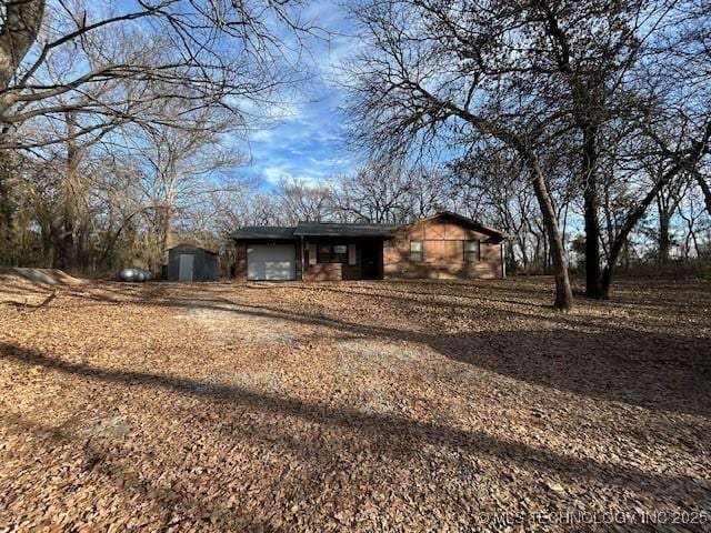 ranch-style home featuring driveway