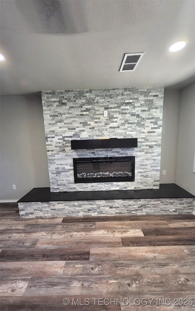 room details with a fireplace and hardwood / wood-style floors