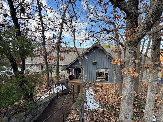 view of front of property featuring a shingled roof