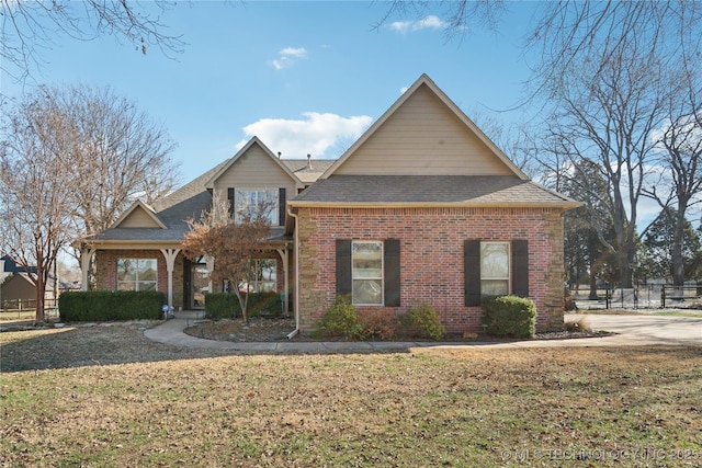 view of front of property featuring a front lawn