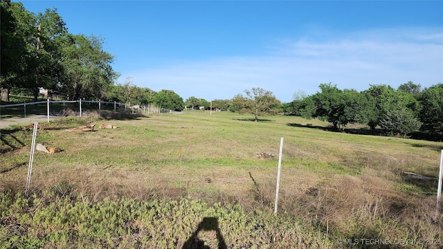 view of yard featuring a rural view