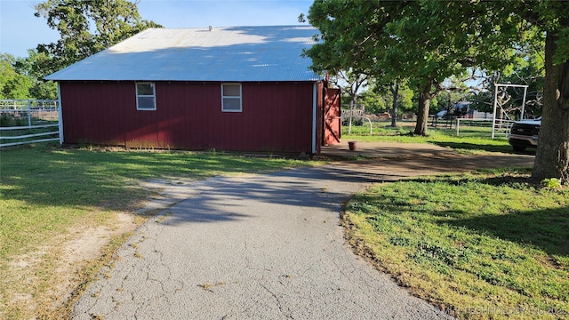 view of outdoor structure with a yard