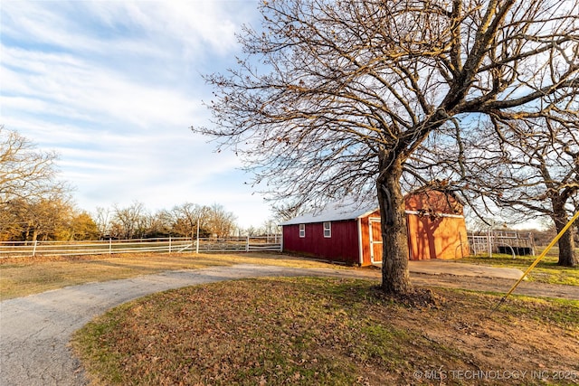 view of yard featuring a rural view and an outdoor structure