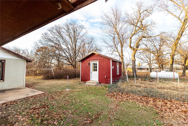 view of yard featuring an outbuilding