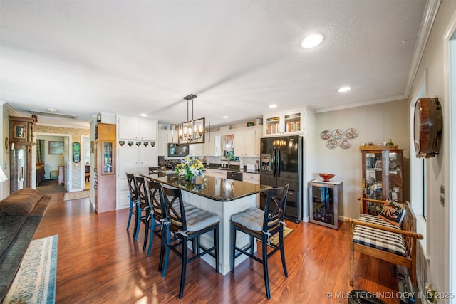 dining area featuring ornamental molding, beverage cooler, dark hardwood / wood-style floors, and an inviting chandelier