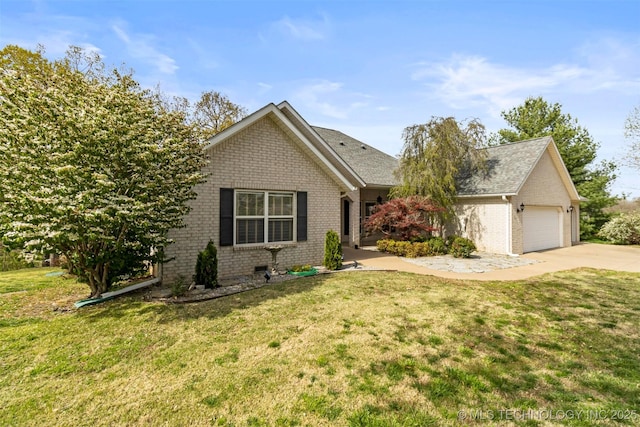 view of front facade featuring a garage and a front yard