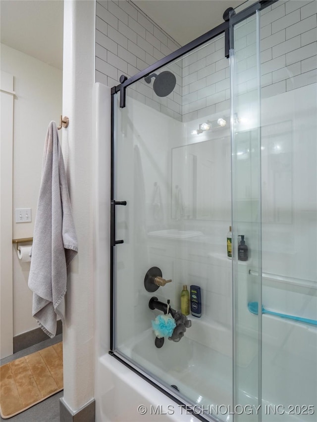 bathroom with enclosed tub / shower combo