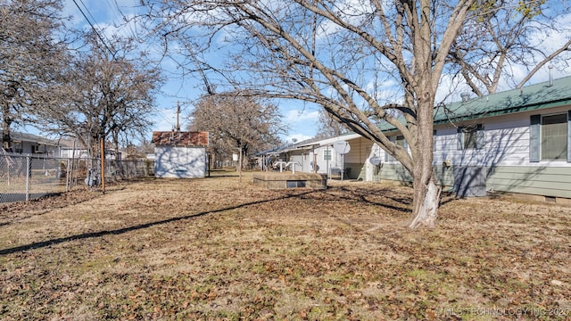 view of yard with a storage unit