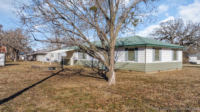 view of front of house featuring a front yard