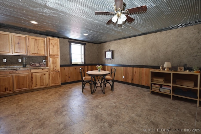 dining room with ceiling fan