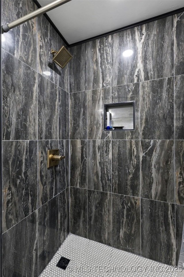 bathroom featuring tiled shower