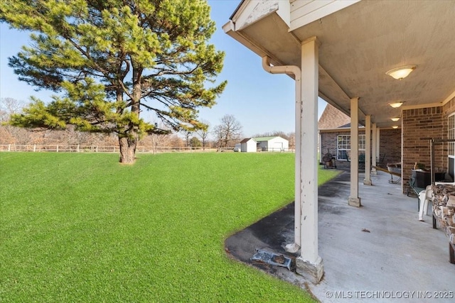 view of yard featuring a patio