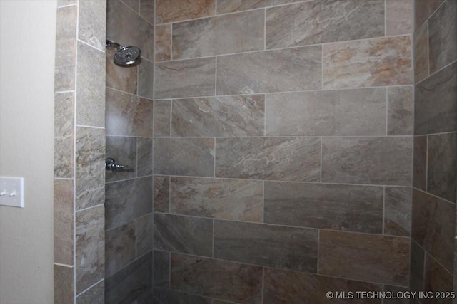 bathroom featuring tiled shower