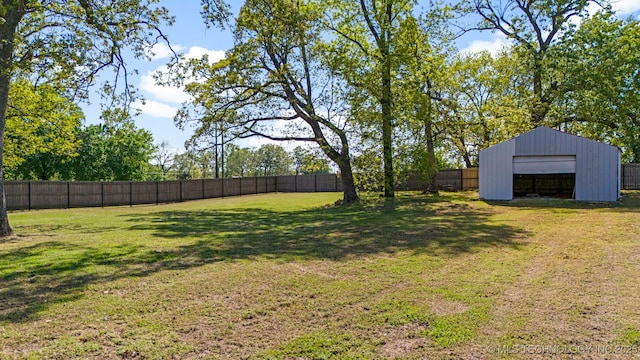 view of yard with an outbuilding