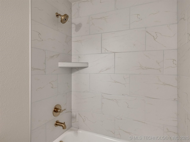 bathroom featuring tiled shower / bath combo