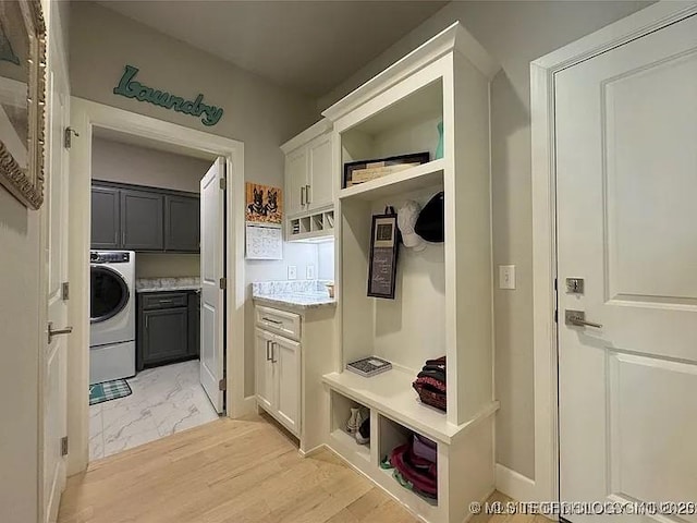 mudroom with washer / clothes dryer