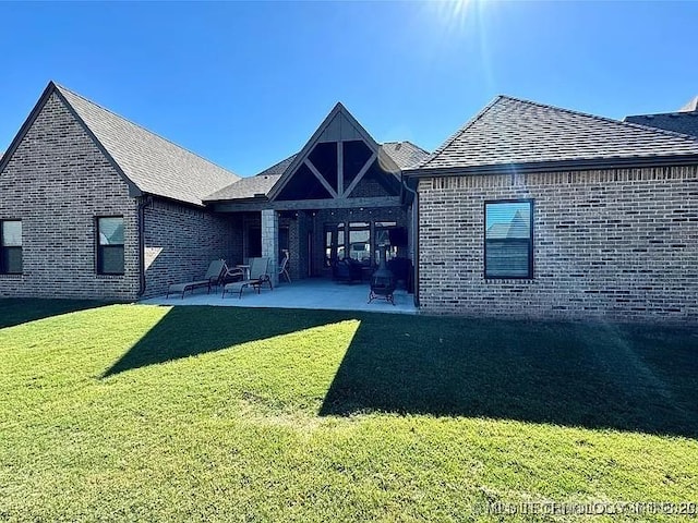 view of front of property featuring a patio and a front yard