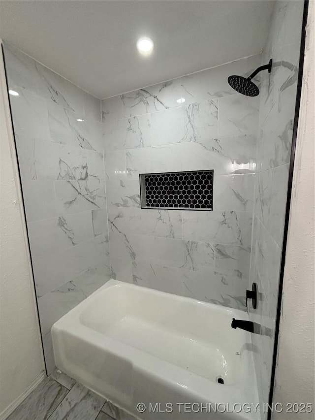 bathroom with tiled shower / bath