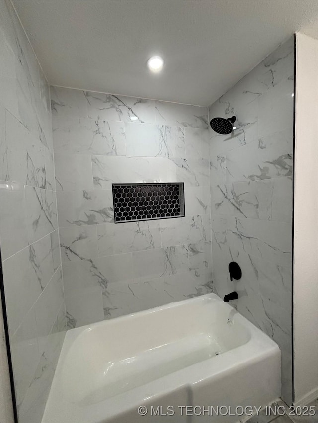 bathroom with tiled shower / bath combo