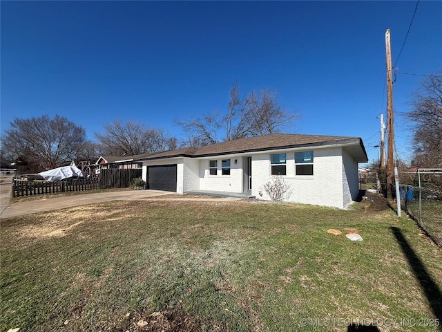 view of front of home featuring a front yard and a garage