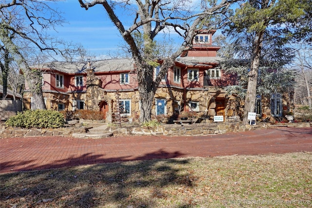 view of front of home featuring a balcony