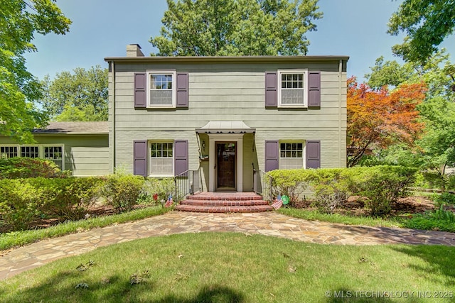 colonial home featuring a front yard