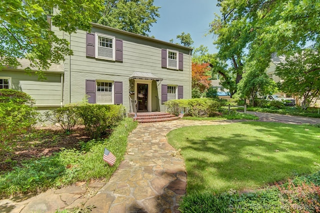 colonial house featuring a front yard