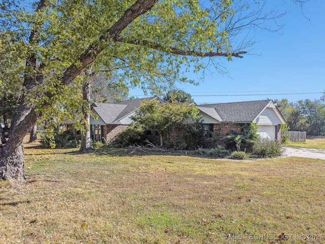 view of front of property featuring a front lawn and a garage