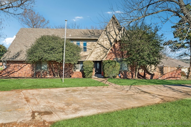 view of front of home featuring a front lawn